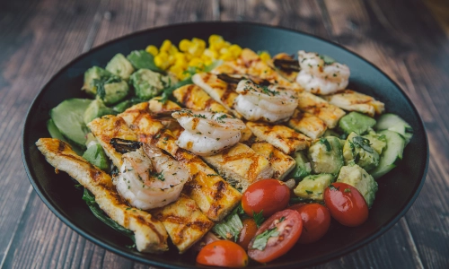 Ensalada De Pollo Y Camarones Al Ajillo