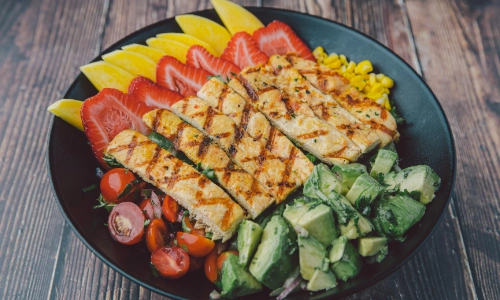 Ensalada de Pollo con Mango y Fresa