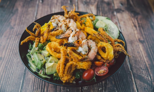 Ensalada de Camarones y Calamares Fritos