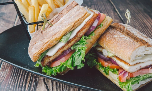 Sandwich De Pescado Empanizado Y Queso