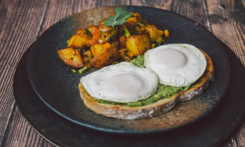 Tostada de Aguacate con Papas de la Casa (NEW)