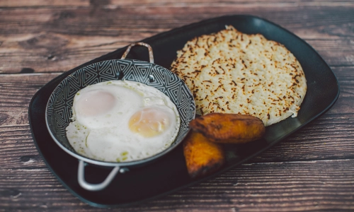 Huevos En Cacerola Y Arepa Con Queso