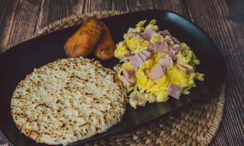 Huevos Con Jamon Y Arepa Con Queso