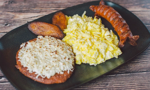 Arepa de Chocolo con Queso Huevos y Chorizo
