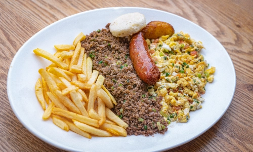 Carne Molida con papas fritas, chorizo y huevo