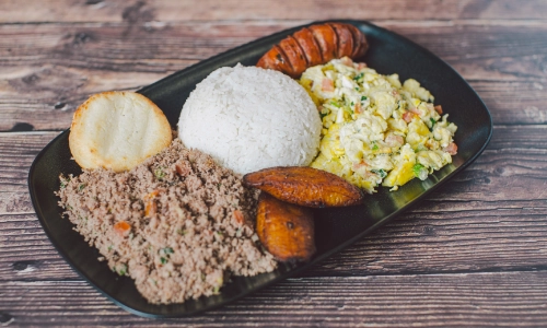 Carne Molida con Arroz, Chorizo y huevos