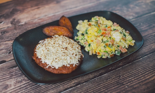 Arepa de Chocolo y Huevos Revueltos