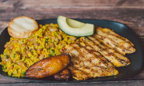 Pechuga Asada Con Calentado 