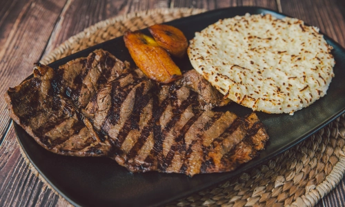 Carne Asada Con Arepa Con Queso