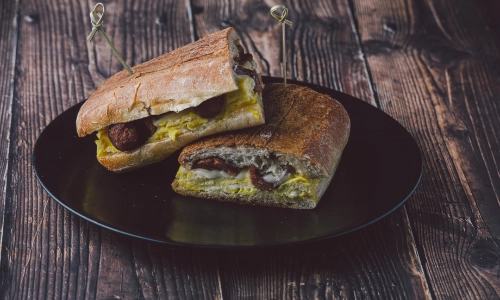 Huevos y Chorizo Sandwich