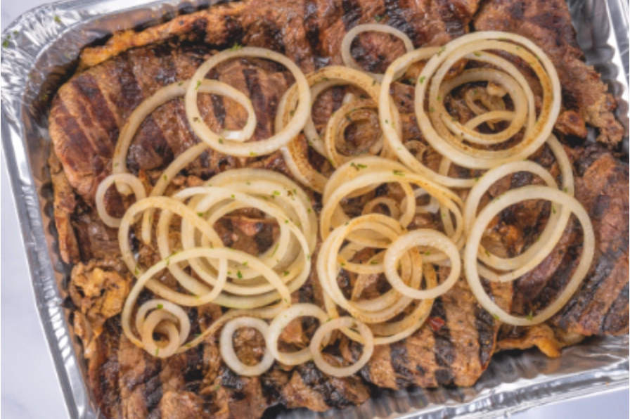 BISTEC ENCEBOLLADO CATERING