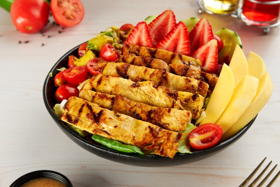 Ensalada de Pollo con Mango y Fresa