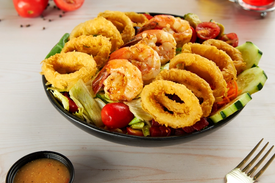 Ensalada de Camarones y Calamares Fritos